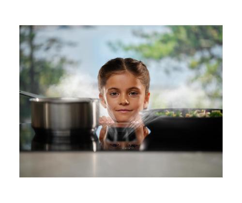 Electrolux 600 XT Bridge, laius 60 cm, must - Integreeritav pliidiplaat õhupuhastiga